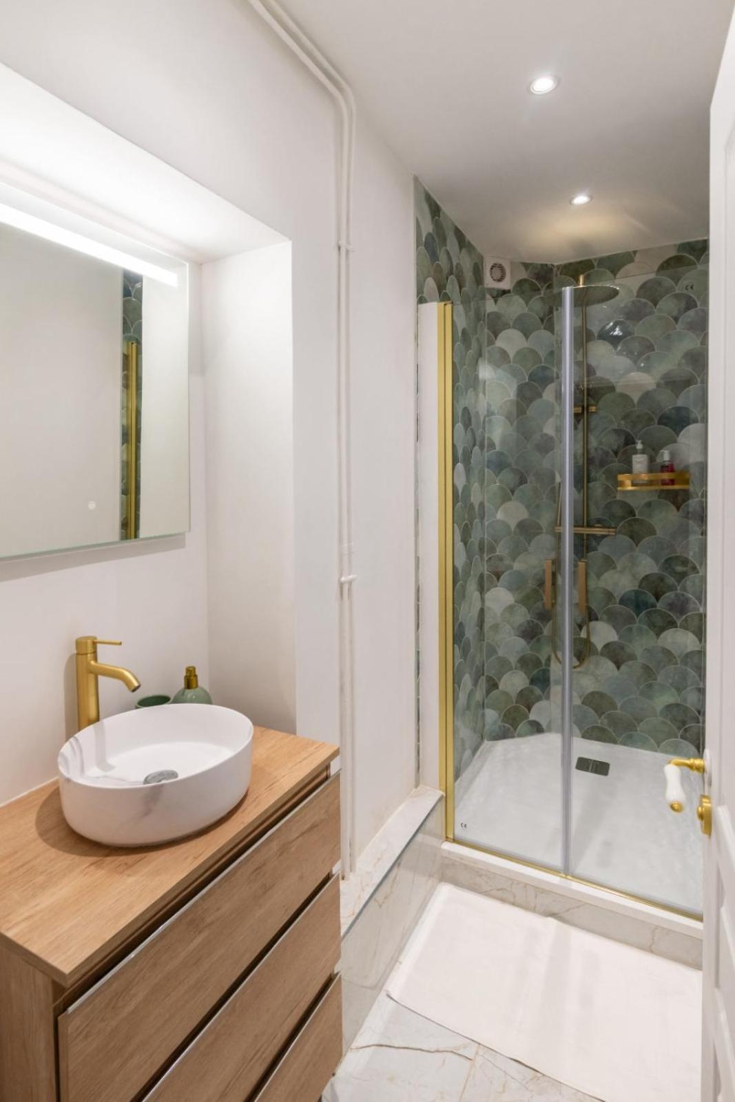 Apartment Charming Parisian Flat Near Eiffel Tower